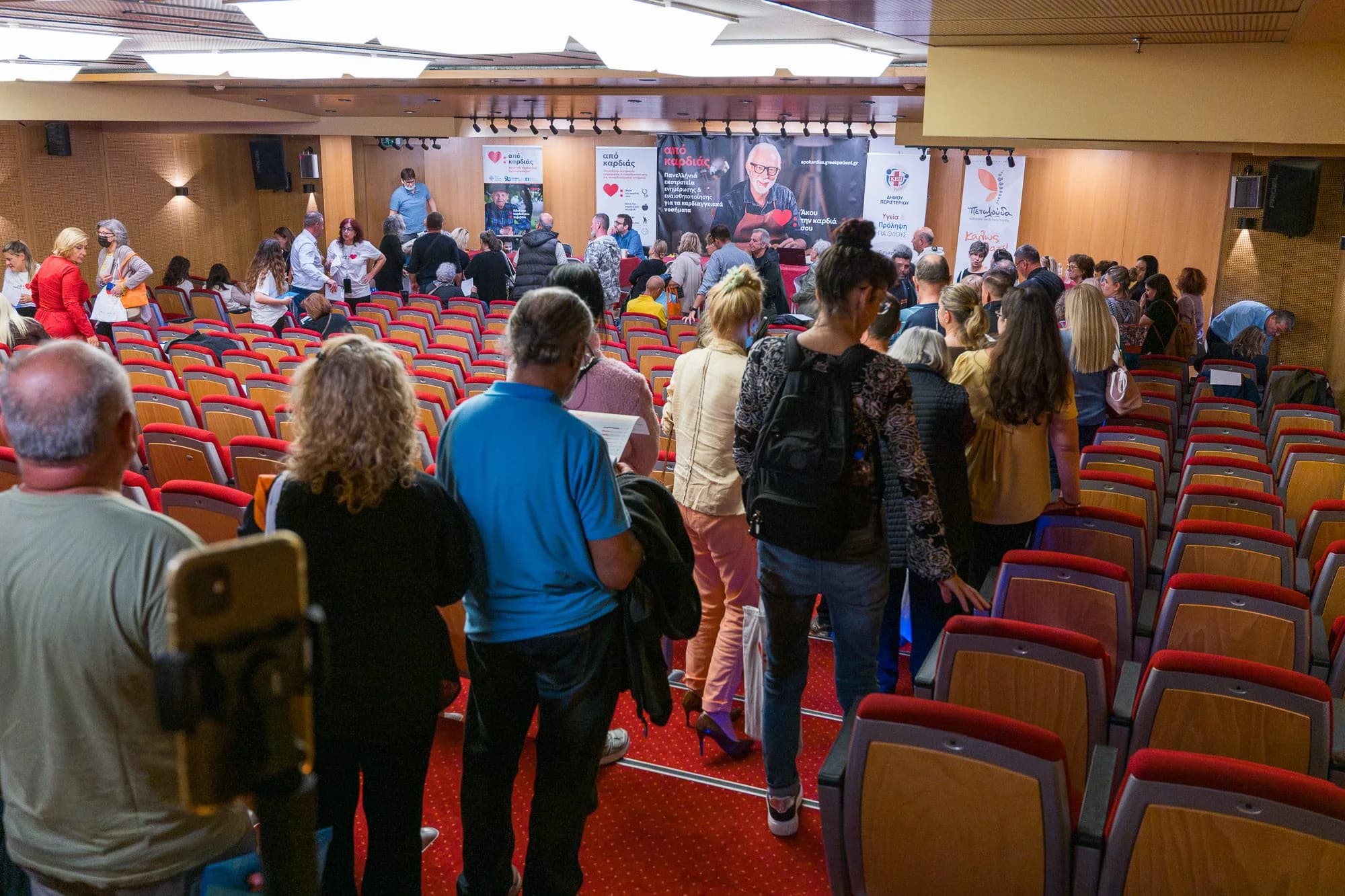 Επισκέπτες περιμένουν τη σειρά τους για τους δωρεάν ελέγχους στην αίθουσα του Δημαρχείου.