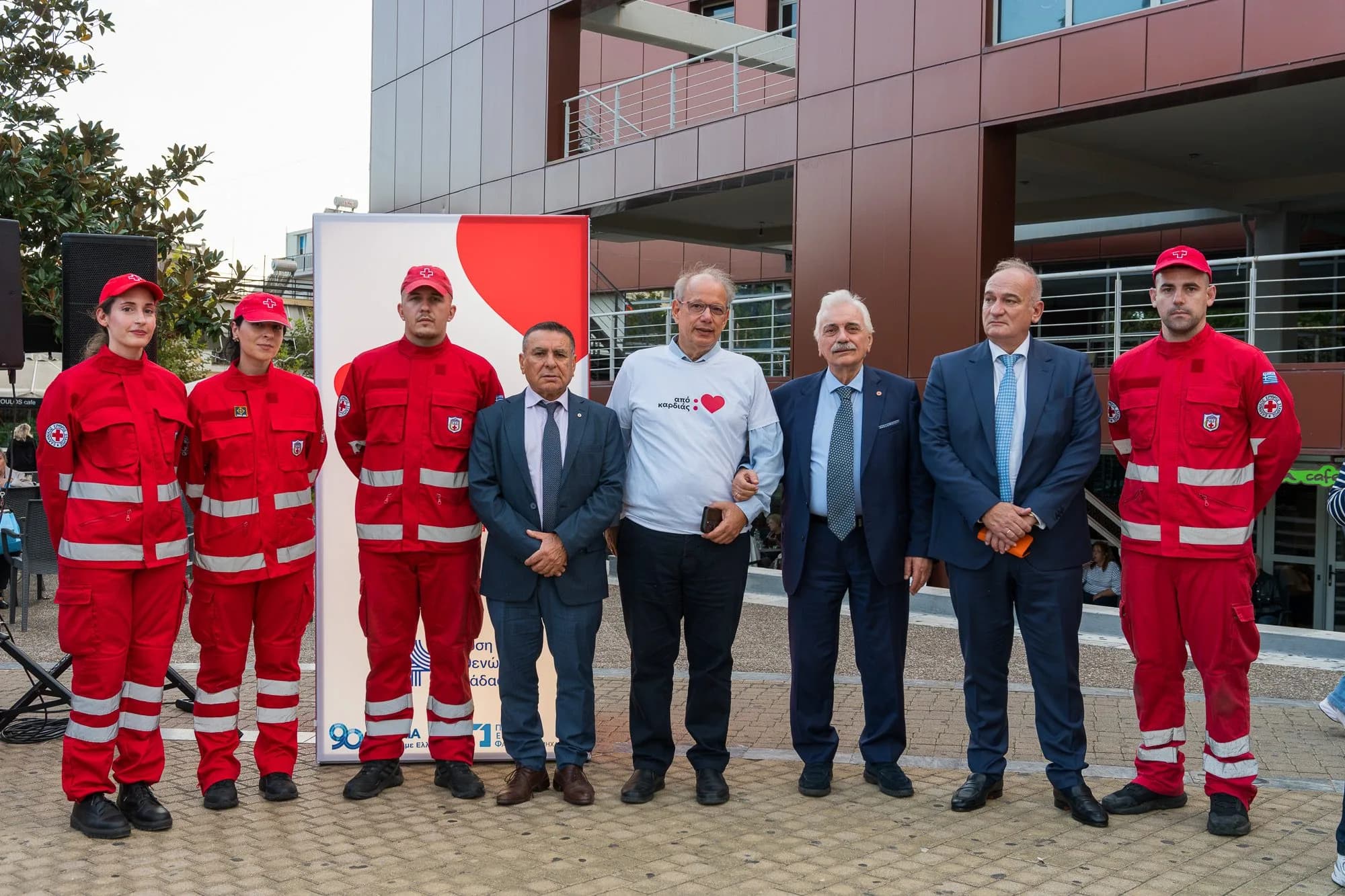 Εθελοντές του Ελληνικού Ερυθρού Σταυρού και εκπρόσωποι φορέων στην εκδήλωση.